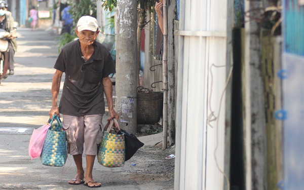 Cha già 94 tuổi ngày đi gần 20 km bán bánh giò nuôi con