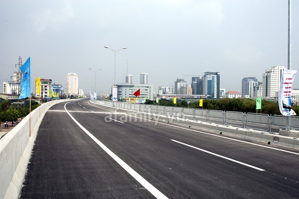 Trước giờ thông xe tuyến đường trên cao chỉ dành cho ô tô 8 Trước giờ thông xe tuyến đường trên cao chỉ dành cho ô tô 8
