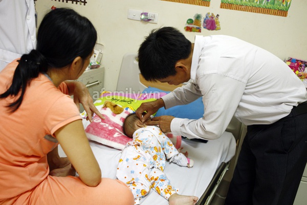 Người l&iacute;nh Trường Sa v&agrave; c&ocirc; con g&aacute;i mắc bệnh hiểm ngh&egrave;o 7