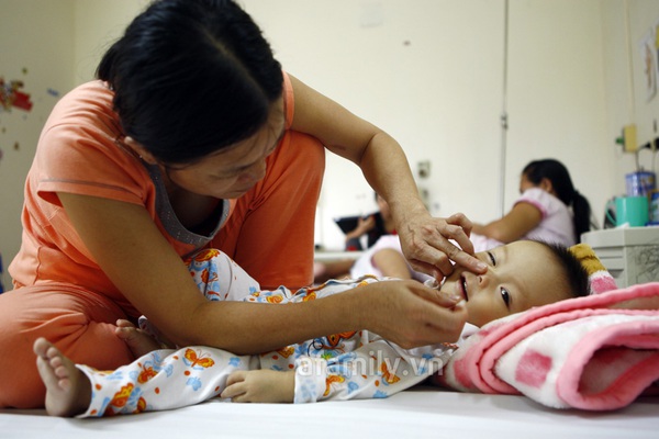 Người l&iacute;nh Trường Sa v&agrave; c&ocirc; con g&aacute;i mắc bệnh hiểm ngh&egrave;o 9