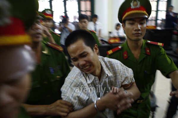 Nỗi đau của gia đình nạn nhân lẫn người thân của bị cáo 26 Nỗi đau của gia đình nạn nhân lẫn người thân của bị cáo 26