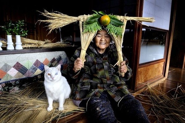 Người phụ nữ hơn 80 tuổi sống hạnh phúc với... mèo 23
