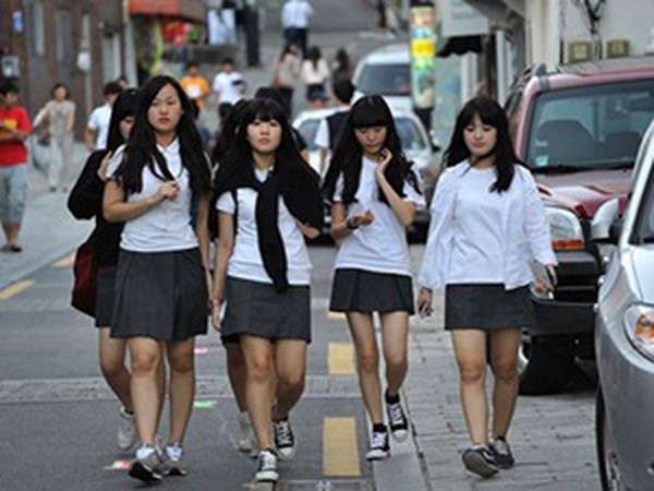 Lý do nữ sinh Nhật luôn mặc váy ngắn đi học dù mùa đông