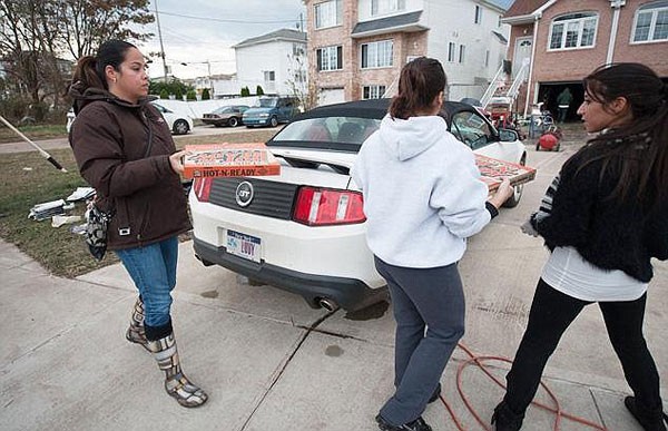 Người Mỹ chia ngọt sẻ bùi sau bão Sandy 2