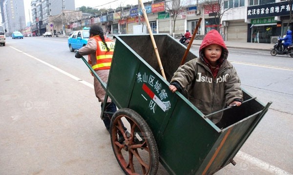 Ám ảnh cậu bé 5 tuổi theo mẹ đi kéo xe rác 8