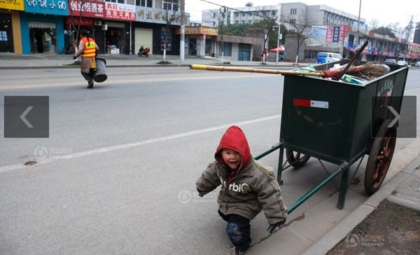 Ám ảnh cậu bé 5 tuổi theo mẹ đi kéo xe rác 9