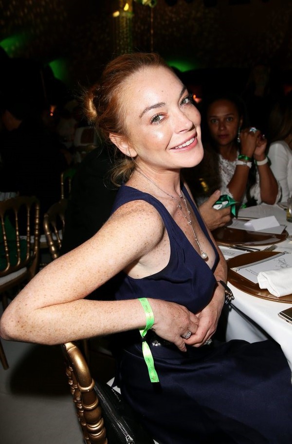 Lindsay Lohan mac ho henh khi di tiec hinh anh 1