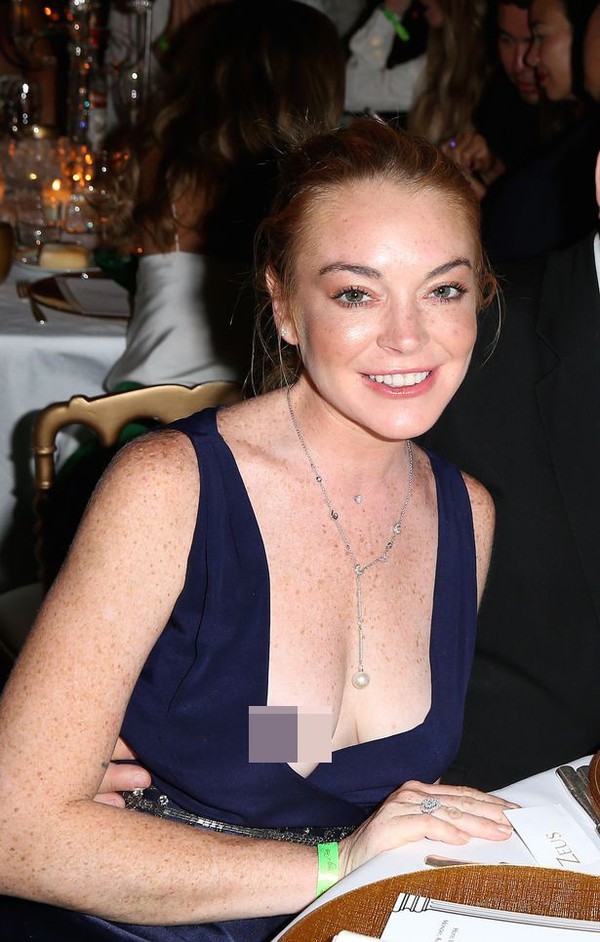 Lindsay Lohan mac ho henh khi di tiec hinh anh 2