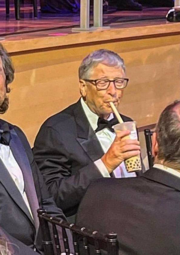 Rầm rộ khoảnh khắc tài tử Shang-Chi mời Bill Gates trà sữa trân châu và phản ứng đặc biệt của nam tỷ phú ở lễ trao giải - Ảnh 3.