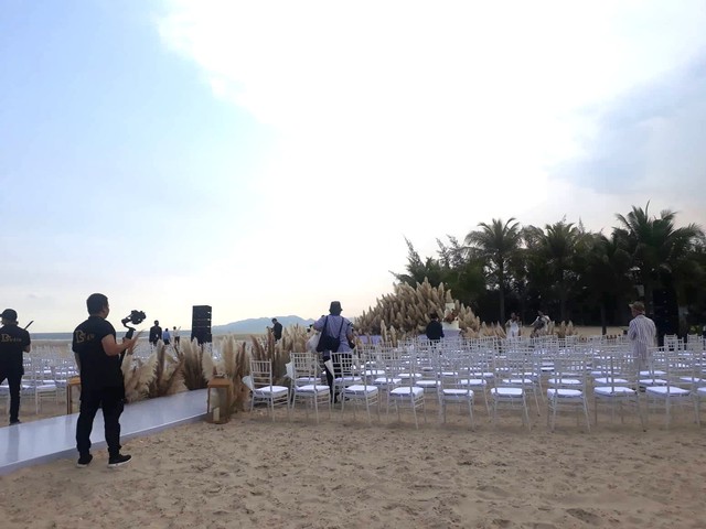 Hội mỹ nhân lộ diện trong đám cưới Minh Hằng: Đông Nhi - Mai Phương Thuý cực xinh, cô dâu chiếm sóng - Ảnh 8.
