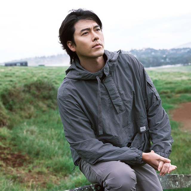 Hyun Bin &quot;chiêu đãi&quot; người hâm mộ loạt ảnh đầu năm mới, ngoại hình được nhận xét ngày càng giống bà xã- Ảnh 4.