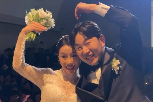 Ha Ji Won bất ngờ xin lỗi giữa lễ cưới của cặp diễn viên hài đình đám, nguyên nhân vì đâu?- Ảnh 4.