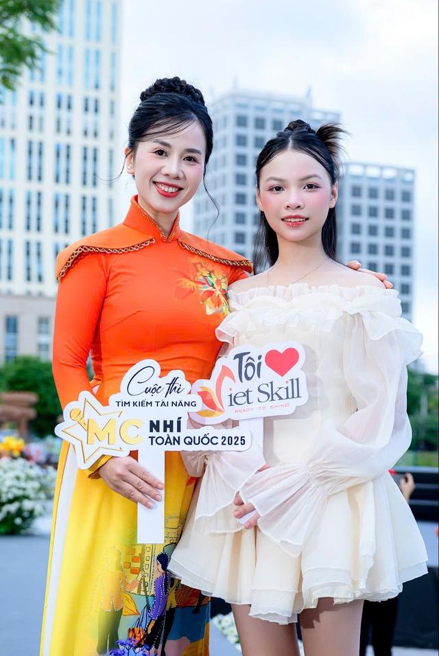 Từ người dẫn chuyện trên sân khấu đến người thắp lửa tự tin trong cuộc sống - Ảnh 3.