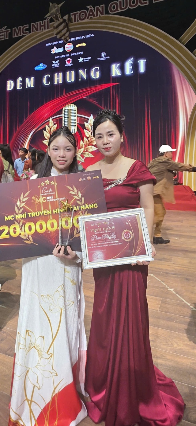 Từ người dẫn chuyện trên sân khấu đến người thắp lửa tự tin trong cuộc sống - Ảnh 4.