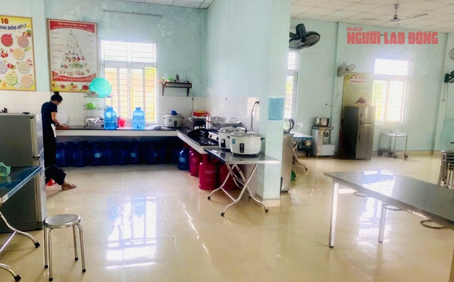 Hiệu trưởng Đỗ Văn Mỹ trực tiếp chế biến món cá kho có