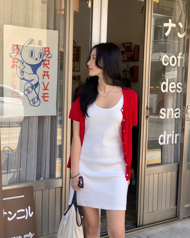 Mùa đông này màu đỏ vẫn rất hot: Gợi ý 10 cách phối đồ cực kỳ sang trọng, giúp bạn nổi bật giữa đám đông - Ảnh 1.