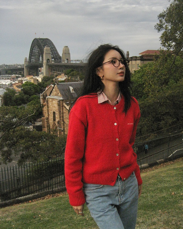 Mùa đông này màu đỏ vẫn rất hot: Gợi ý 10 cách phối đồ cực kỳ sang trọng, giúp bạn nổi bật giữa đám đông - Ảnh 9.