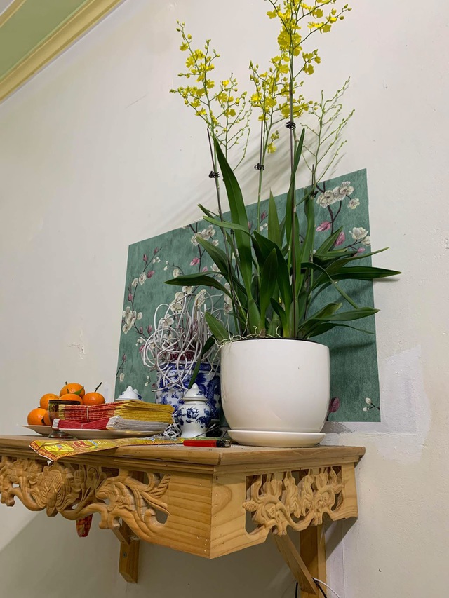 Đặt chậu hoa lên bàn thờ: Đẹp hay đại kỵ? Chuyên gia nói câu này khiến ai cũng giật mình - Ảnh 1.