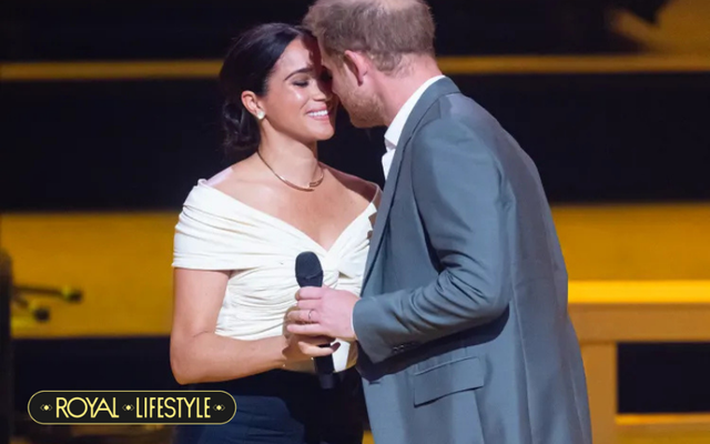 Dạo chơi trong vườn thôi mà Meghan cũng đeo vòng cổ nửa tỷ đồng - Ảnh 3. Dạo chơi trong vườn thôi mà Meghan cũng đeo vòng cổ nửa tỷ đồng - Ảnh 3.