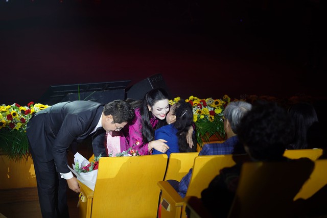 Tiếng hát cố NSND Trung Kiên vang lên giữa sân khấu, khán giả nghẹn ngào trong đêm tri ân - Ảnh 9.