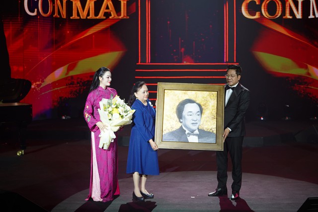 Tiếng hát cố NSND Trung Kiên vang lên giữa sân khấu, khán giả nghẹn ngào trong đêm tri ân - Ảnh 7.