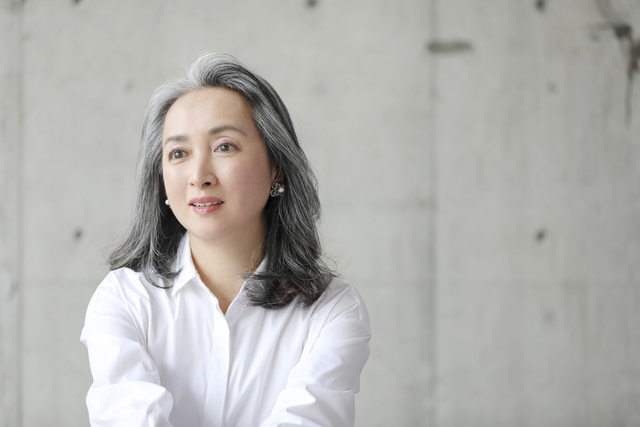 Với mái tóc bạc tự nhiên, phụ nữ trung niên nên uốn tóc, tạo độ phồng, nhìn sẽ trẻ và quý phái hơn - Ảnh 10.