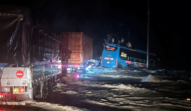 Giải cứu 33 người trên xe khách bị lũ cuốn trên Quốc lộ 1 qua Khánh Hòa - Ảnh 1.