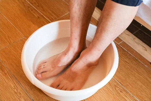 Trời lạnh, nếu muốn ngủ ngon thì đây chính là việc bạn nên làm mỗi tối, người trung niên càng chăm làm thì khí huyết càng lưu thông - Ảnh 2.