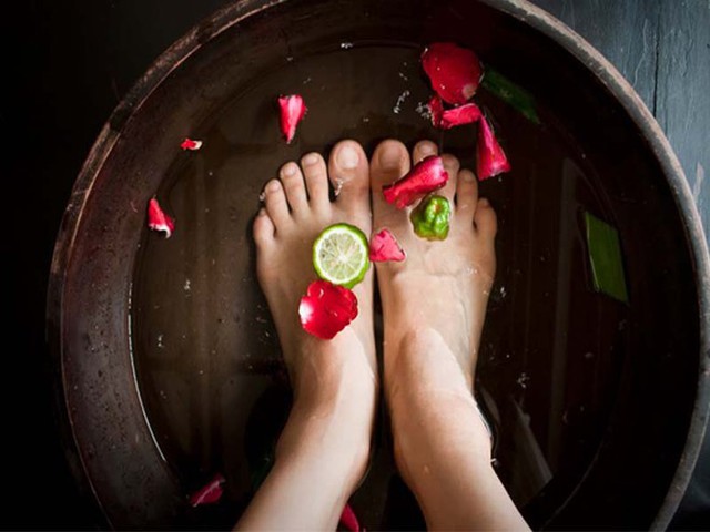 Trời lạnh, nếu muốn ngủ ngon thì đây chính là việc bạn nên làm mỗi tối, người trung niên càng chăm làm thì khí huyết càng lưu thông - Ảnh 1.