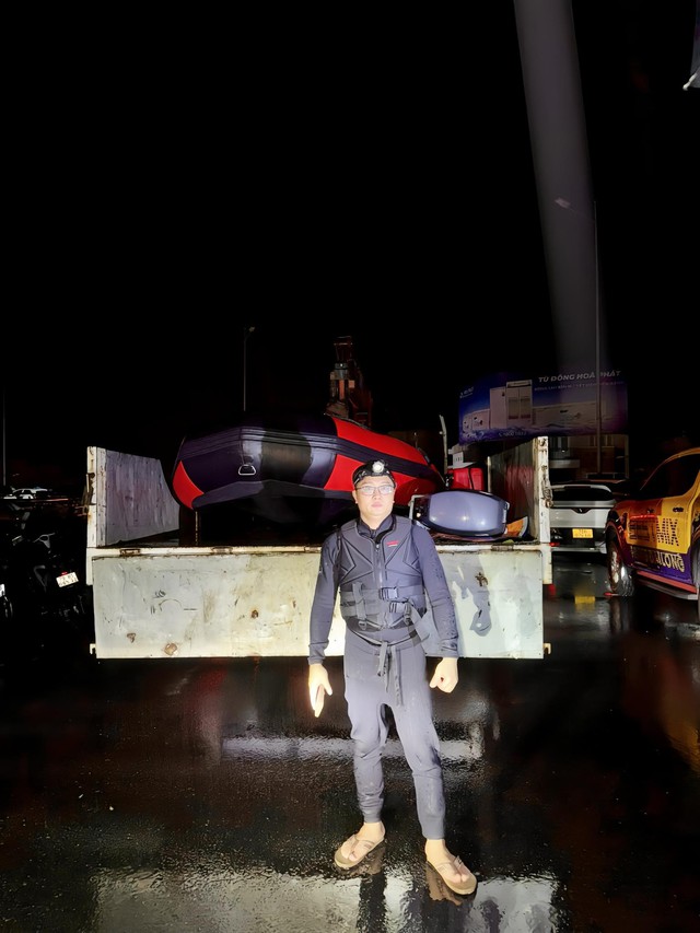 Từ Hà Nội vào Thái Nguyên rồi đến Nha Trang: Ông bố 6 con tiếp tục hành trình cứu trợ người dân giữa dòng nước lũ - Ảnh 4.