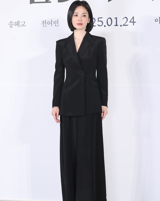 Phụ nữ U50, để tóc ngắn mặc gì đẹp nhất: 9 set đồ của Song Hye Kyo chính là đáp án - Ảnh 8.