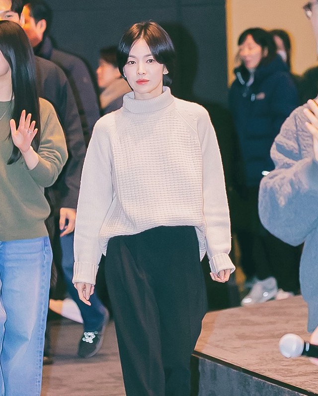 Phụ nữ U50, để tóc ngắn mặc gì đẹp nhất: 9 set đồ của Song Hye Kyo chính là đáp án - Ảnh 6.