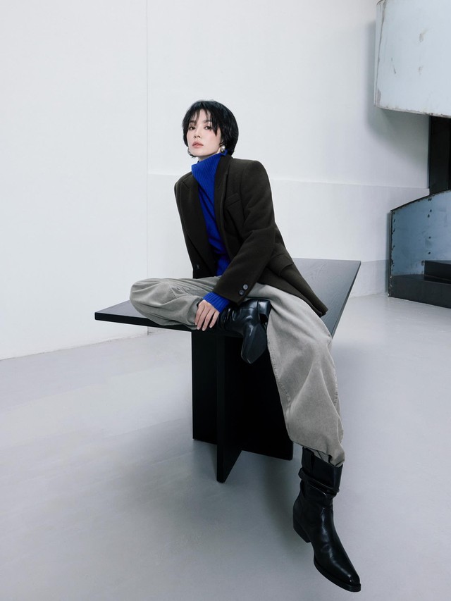 Phụ nữ U50, để tóc ngắn mặc gì đẹp nhất: 9 set đồ của Song Hye Kyo chính là đáp án - Ảnh 4.