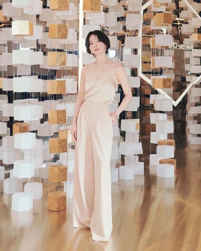 Phụ nữ U50, để tóc ngắn mặc gì đẹp nhất: 9 set đồ của Song Hye Kyo chính là đáp án - Ảnh 3.