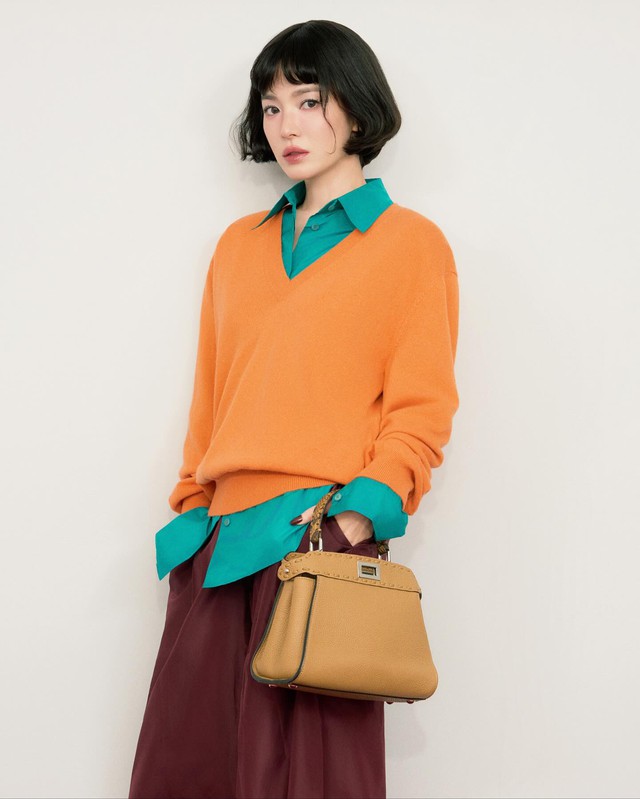 Phụ nữ U50, để tóc ngắn mặc gì đẹp nhất: 9 set đồ của Song Hye Kyo chính là đáp án - Ảnh 2.