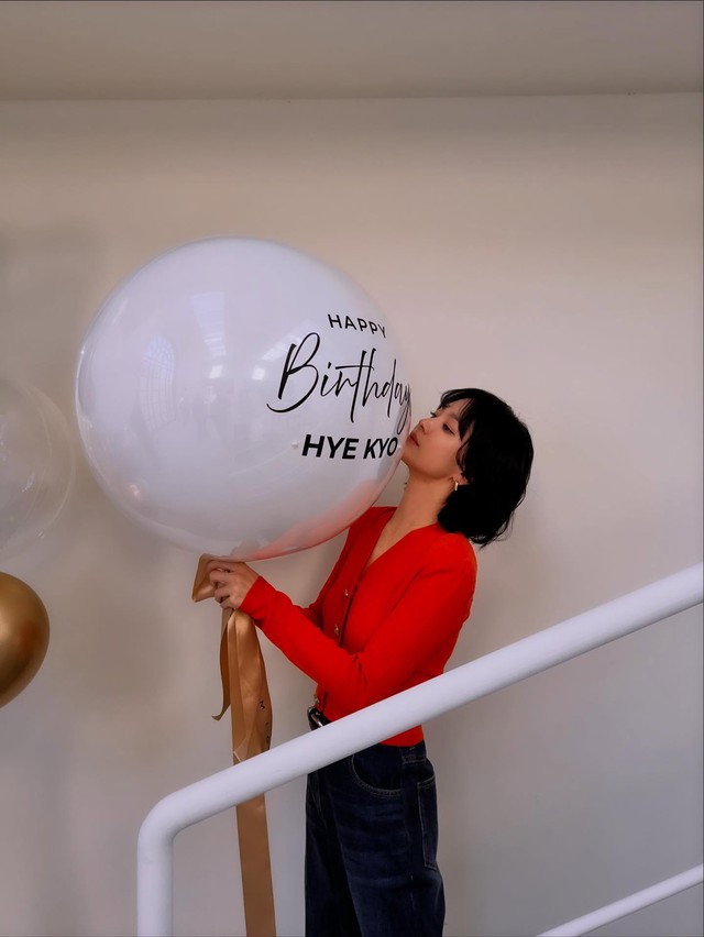 Phụ nữ U50, để tóc ngắn mặc gì đẹp nhất: 9 set đồ của Song Hye Kyo chính là đáp án - Ảnh 1.