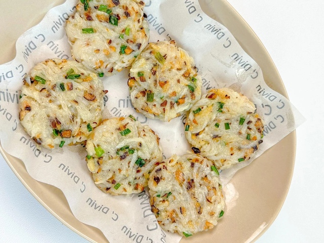 Bánh củ cải trắng chiên tôm khô: Món ăn ngon cho mùa đông ấm áp - Ảnh 1.