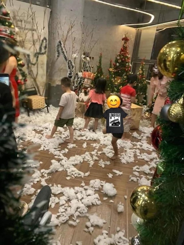 Ngán ngẩm khi nhìn những bức ảnh trẻ phá tan tành khu trang trí Noel của quán cafe: Là 1 bà mẹ 3 con, tôi ủng hộ NO KIDS ZONE - Ảnh 2.
