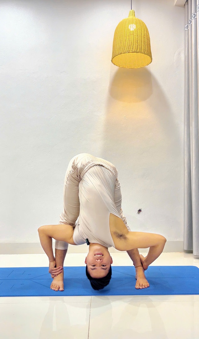 Pose dáng đỉnh đến mức chị em nhìn còn tị, thầy giáo Yoga hot nhất MXH tiết lộ: Yoga không đơn thuần là giãn cơ, uốn dẻo! - Ảnh 2.