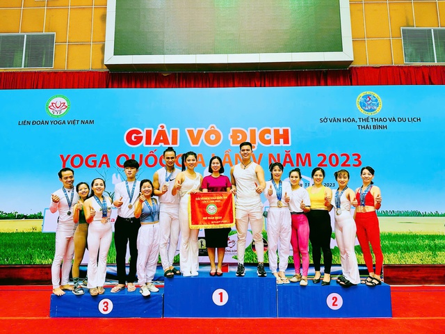 Pose dáng đỉnh đến mức chị em nhìn còn tị, thầy giáo Yoga hot nhất MXH tiết lộ: Yoga không đơn thuần là giãn cơ, uốn dẻo! - Ảnh 4.