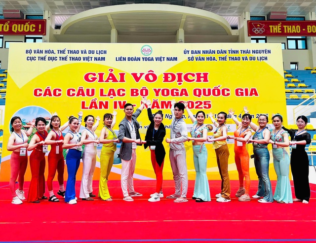 Pose dáng đỉnh đến mức chị em nhìn còn tị, thầy giáo Yoga hot nhất MXH tiết lộ: Yoga không đơn thuần là giãn cơ, uốn dẻo! - Ảnh 3.