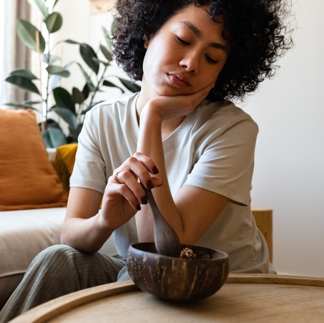 Cứ đổ lỗi cho stress, ai ngờ nguyên nhân mệt mỏi, da xấu, tóc rụng là do thiếu dưỡng chất này: 8 dấu hiệu phụ nữ rất dễ gặp - Ảnh 7.