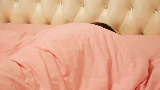 Dù còn trẻ hay đã có tuổi, nếu thường xuyên thức giấc lúc 3 hoặc 4 giờ sáng và không thể ngủ lai được thì hãy chú ý đến 5 lý do này - Ảnh 1.