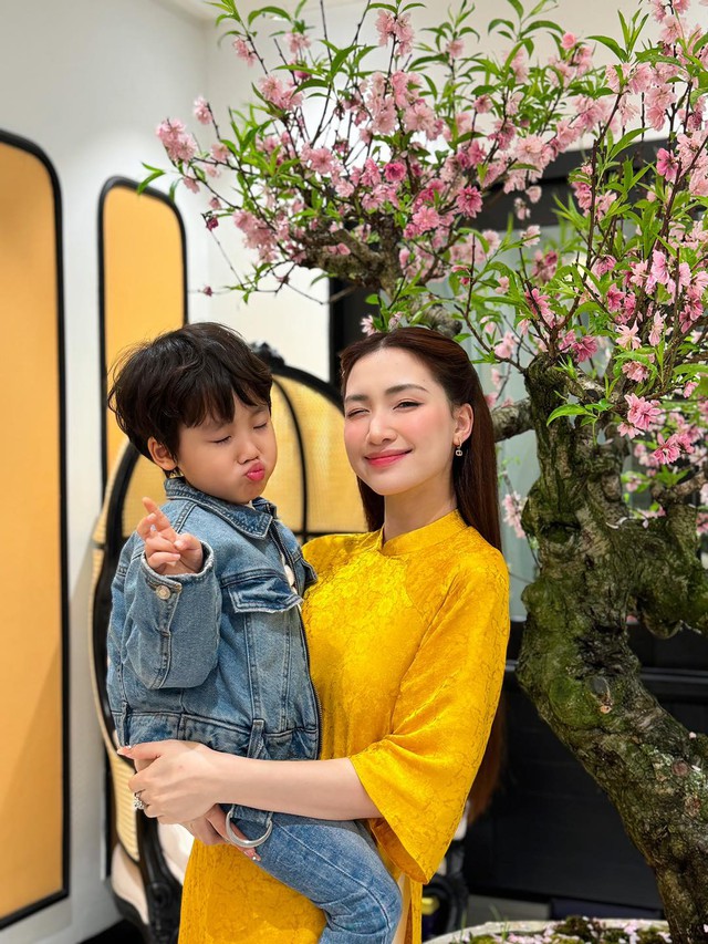 B&eacute; Bo - con trai H&ograve;a Minzy bị thu điện thoại sau m&agrave;n đăng status g&acirc;y b&atilde;o khắp MXH, d&acirc;n t&igrave;nh lại hồi hộp chờ ng&agrave;y b&eacute; 