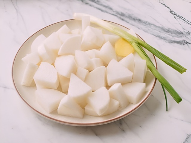 Mùa đông nhiều đờm? Chỉ cần luộc của cải với chút muối, uống nước là phổi sạch – miệng thơm ngay! - Ảnh 2.