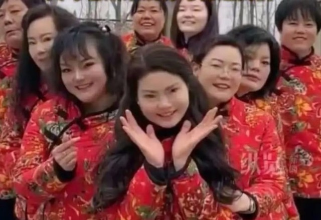 Cặp vợ chồng trong 20 năm sinh 9 người con đều chỉ đặt chung 1 cái tên chỉ để mong cầu điều này - Ảnh 1.