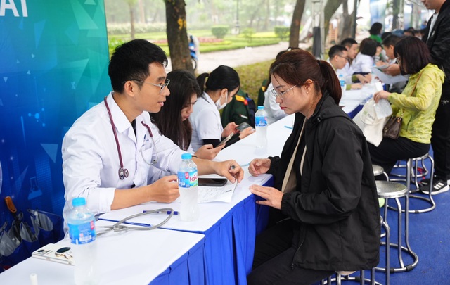Manulife tổ chức khám sức khỏe miễn phí cho hơn 3.000 người tại Hà Nội - Ảnh 3.