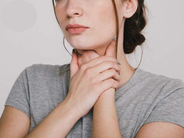 Đau họng tưởng b&igrave;nh thường, người đ&agrave;n &ocirc;ng đi kh&aacute;m th&igrave; ph&aacute;t hiện mắc 4 bệnh ung thư: B&aacute;c sĩ chỉ ra điều nhiều người đang l&agrave;m sai - Ảnh 4.