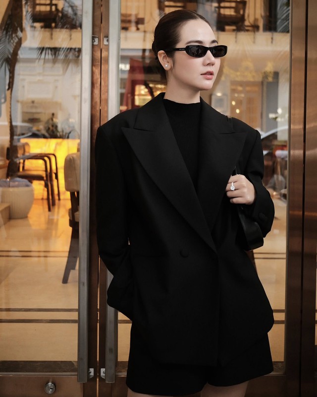 C&aacute;c mỹ nh&acirc;n Việt v&agrave; c&aacute;ch phối đồ m&agrave;u trung t&iacute;nh đẹp m&ecirc; hồn cho chị em tham khảo - Ảnh 7.