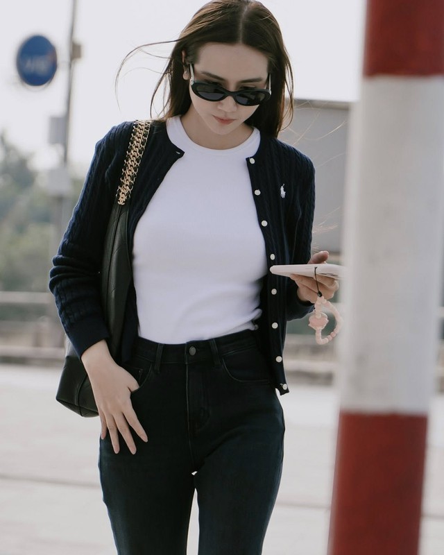 C&aacute;c mỹ nh&acirc;n Việt v&agrave; c&aacute;ch phối đồ m&agrave;u trung t&iacute;nh đẹp m&ecirc; hồn cho chị em tham khảo - Ảnh 2.